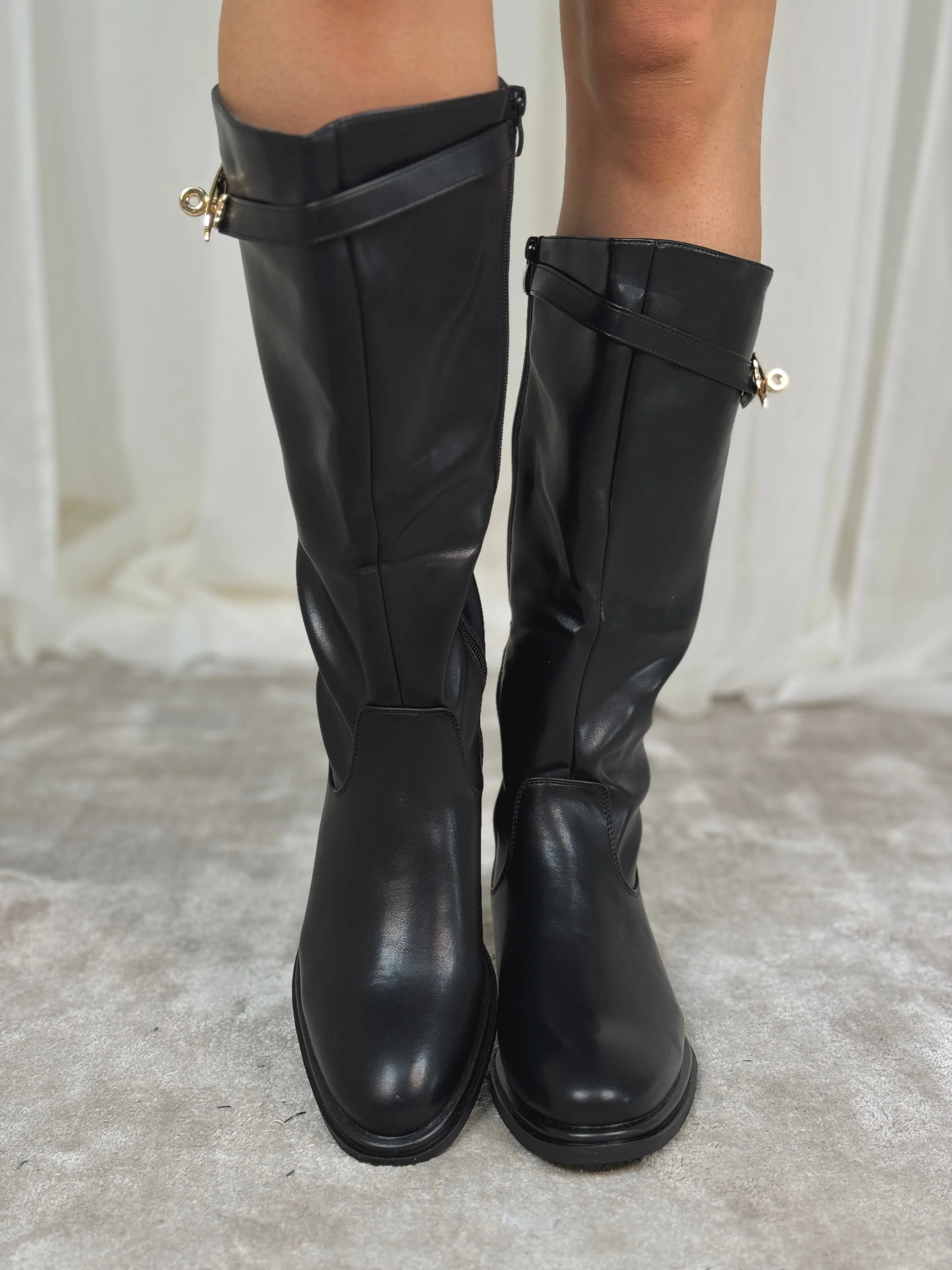 Izzy Flat Boots In Black