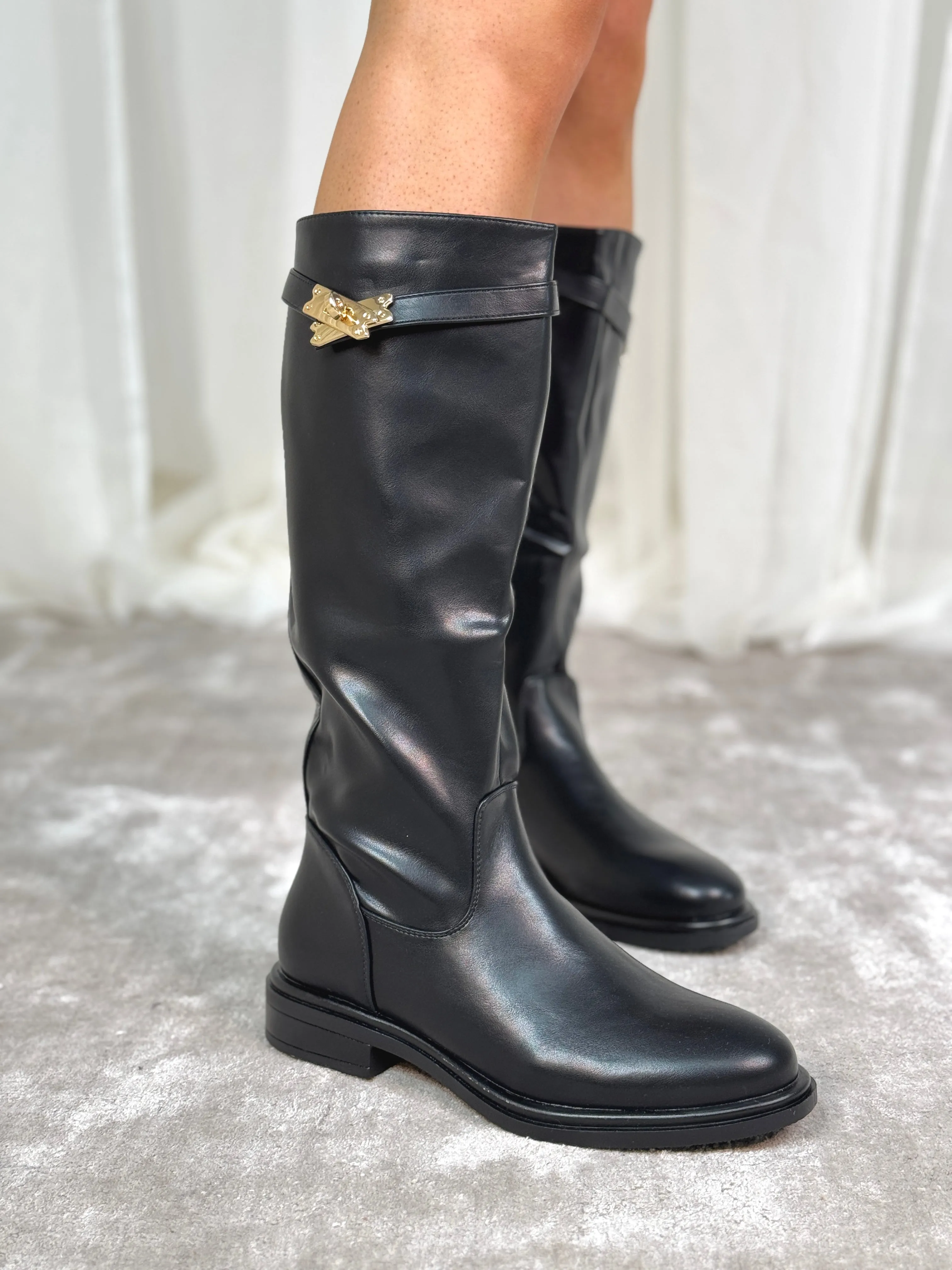 Izzy Flat Boots In Black