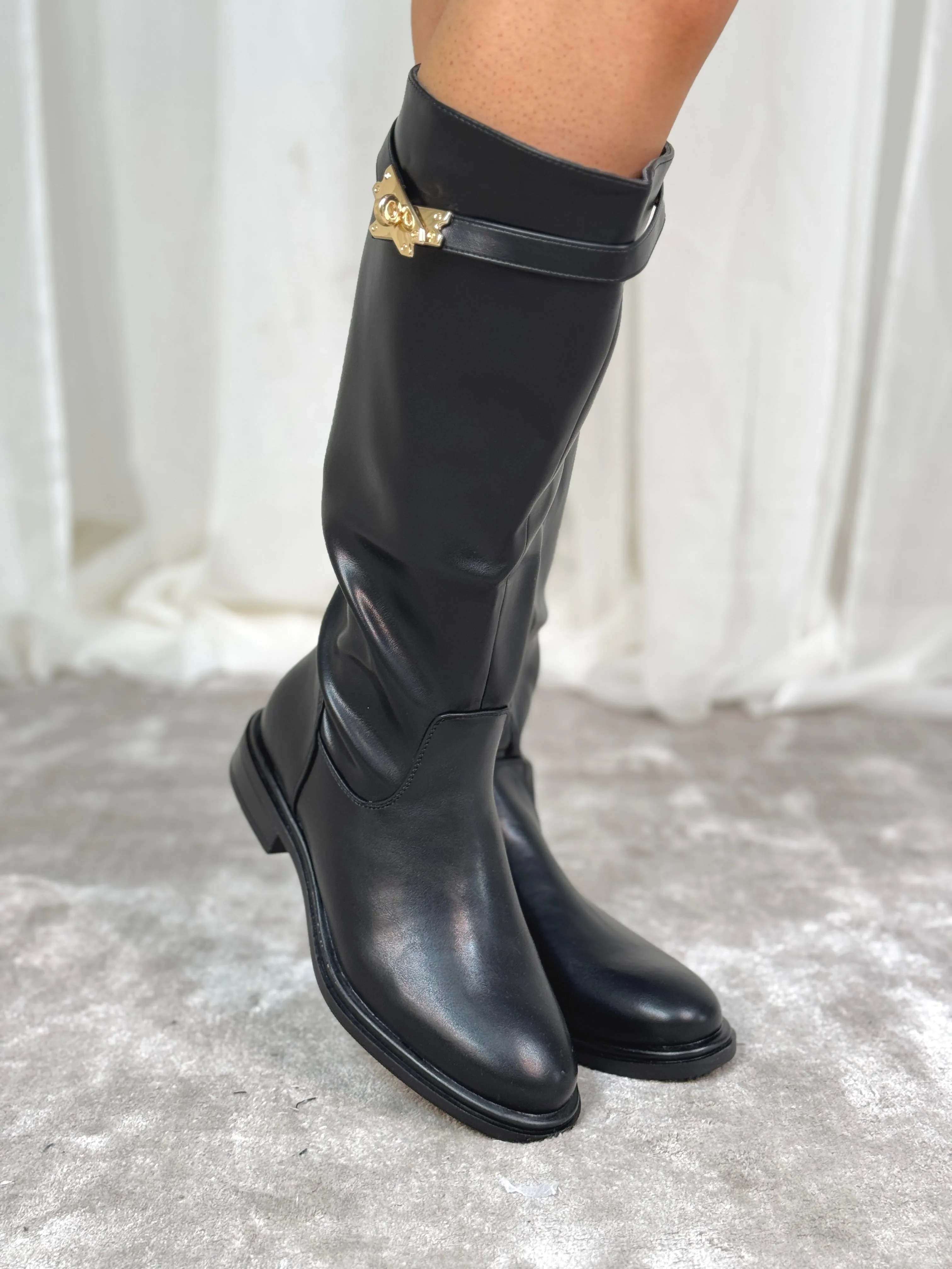 Izzy Flat Boots In Black